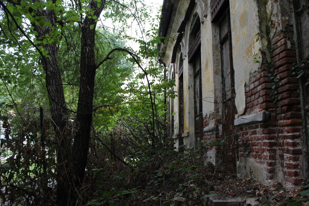 L’ex ospedale Bassi, oltre il muro di cinta del sanatorio