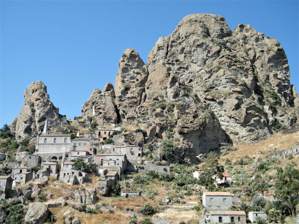 Pentedattilo, alla scoperta dell’ex borgo “fantasma”