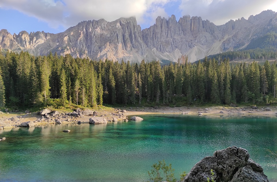 Alla scoperta del lago di Carezza, lo specchio d’acqua delle&nbsp;Dolomiti
