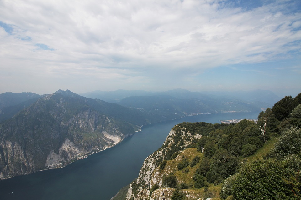 A strapiombo sul lago di Como, sulla piattaforma dei Piani dei&nbsp;Resinelli