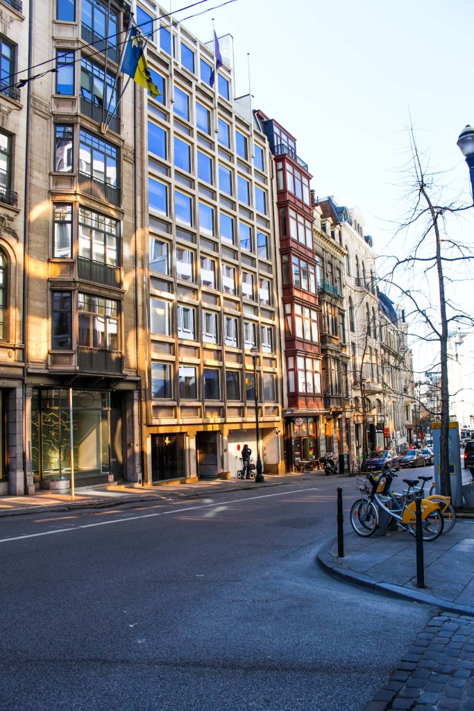 È considerata la capitale d’Europa Bruxelles. Perché la città belga, che è stata tra i primi firmatari del Trattato di Roma del 1957 grazie al quale è nata la Comunità economica europea, “ospita” in quello che viene chiamato Quartiere europeo le principali sedi e i più importanti  uffici dell’Unione Europea. 